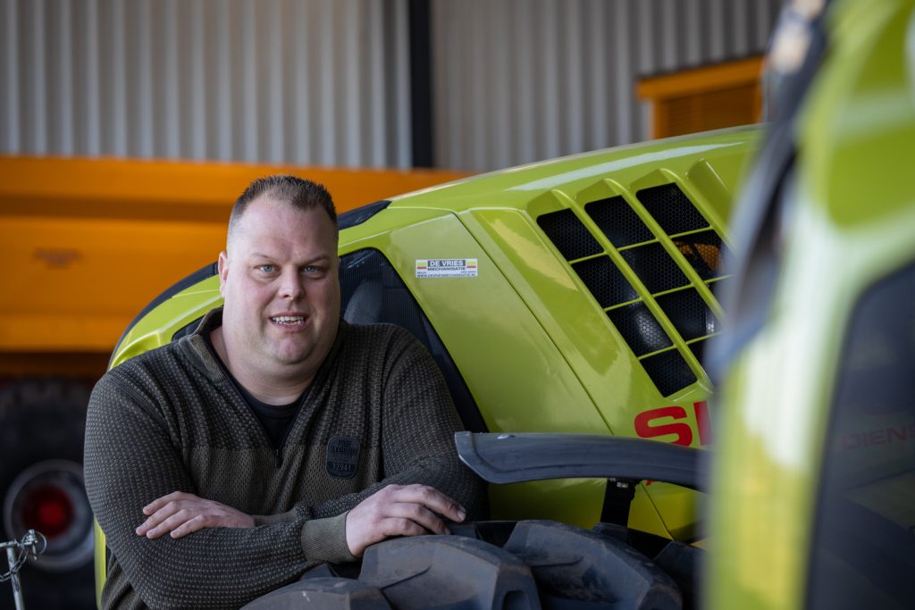 Matthijs Slofstra (38) is eigenaar van Slofstra Agrarische Diensverlening in Hijken (Dr.). “De Arion 660 bevalt me super”, vertelt hij. “Ik pers ook veel bij hobbyboeren. Dan is het fijn dat de Arion compact en wendbaar is.”