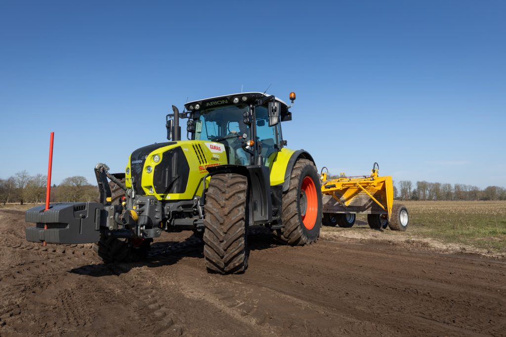 Matthijs Slofstra heeft de Claas Arion 660 zo’n 2.500 uur gebruikt. De trekker staat vooral voor de Quadrant 3200-grootpakpers, de Kverneland vijfschaarploeg met vorenpakker en 22-tons VGM-kipper.