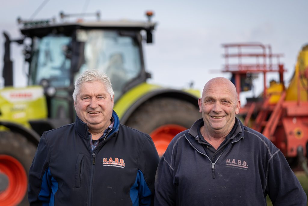 Eigenaar Helmoed Boom (links, 65) en chauffeur Bert van Iperen (63) van loonbedrijf Habo in Noordeloos (Z.-H.). “Fijne trekker, met een ruime cabine en goed zicht rondom”, vindt Bert. “Wel jammer dat de armleuning te weinig verstelmogelijkheid heeft.”