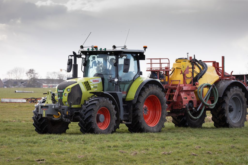 Bert van Iperen is vaste chauffeur van de Arion 660 bij loonbedrijf Habo. Vloeibare kunstmest spuiten is een vaste klus, en anders is Van Iperen vooral op pad met een rondebalenpers of silagewagen. De trekker heeft al 1.200 uur gedraaid.