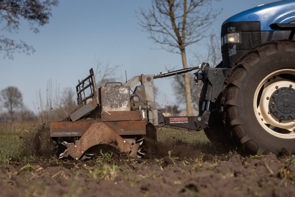 Omdat het niet meevalt om gedoseerd druk te zetten met de fronthef, heeft Folbert de messenwals voorzien van tweemaal 150 kilo oude frontgewichten.