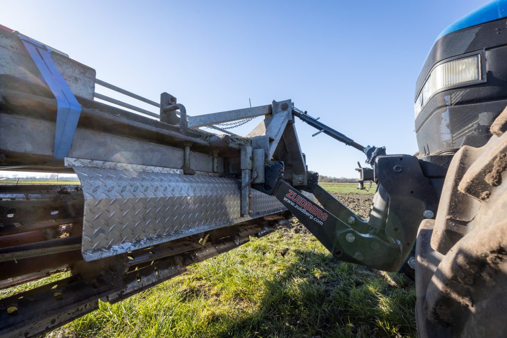 De driepuntaanbouw komt van een oude bemester en lag nog op ‘de hoop’. Het traanplaat-spatscherm is afkomstig van een oprolbaar afdeknet van een silagewagen.