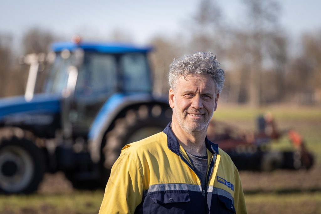 Gerald Folbert (49) heeft vleeskuikens en rosékalveren in Vriezenveen (Ov.). Folbert teelt 24 hectare mais waarvan de rosékalveren eten. Na de mais wordt rogge geteeld als rustgewas, dat wordt in het voorjaar ingewerkt.