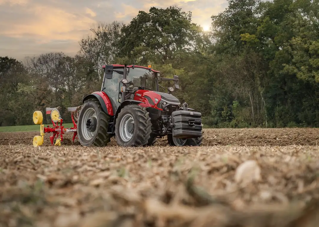 De nieuwe Farmall C van Case IH. De trekker is nu leverbaar met een soberdere transmissie, met twaalf versnellingen vooruit en twaalf versnellingen achteruit. – Foto's: Case IH