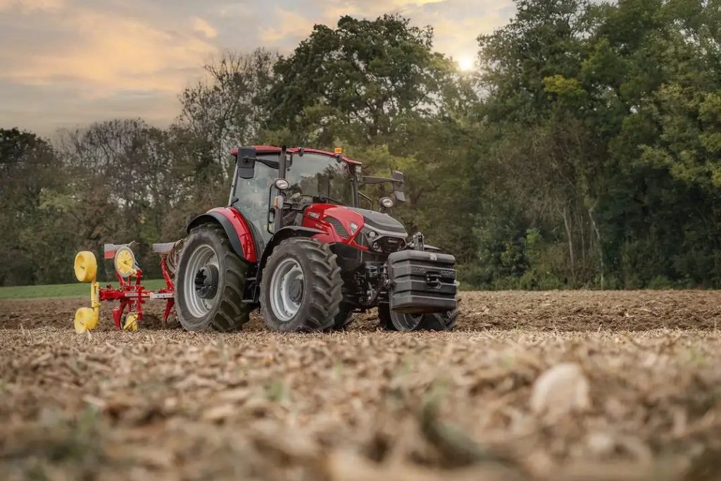 De Farmall C is technisch gelijk aan de Steyr Plus-serie en de New Holland T5-serie.