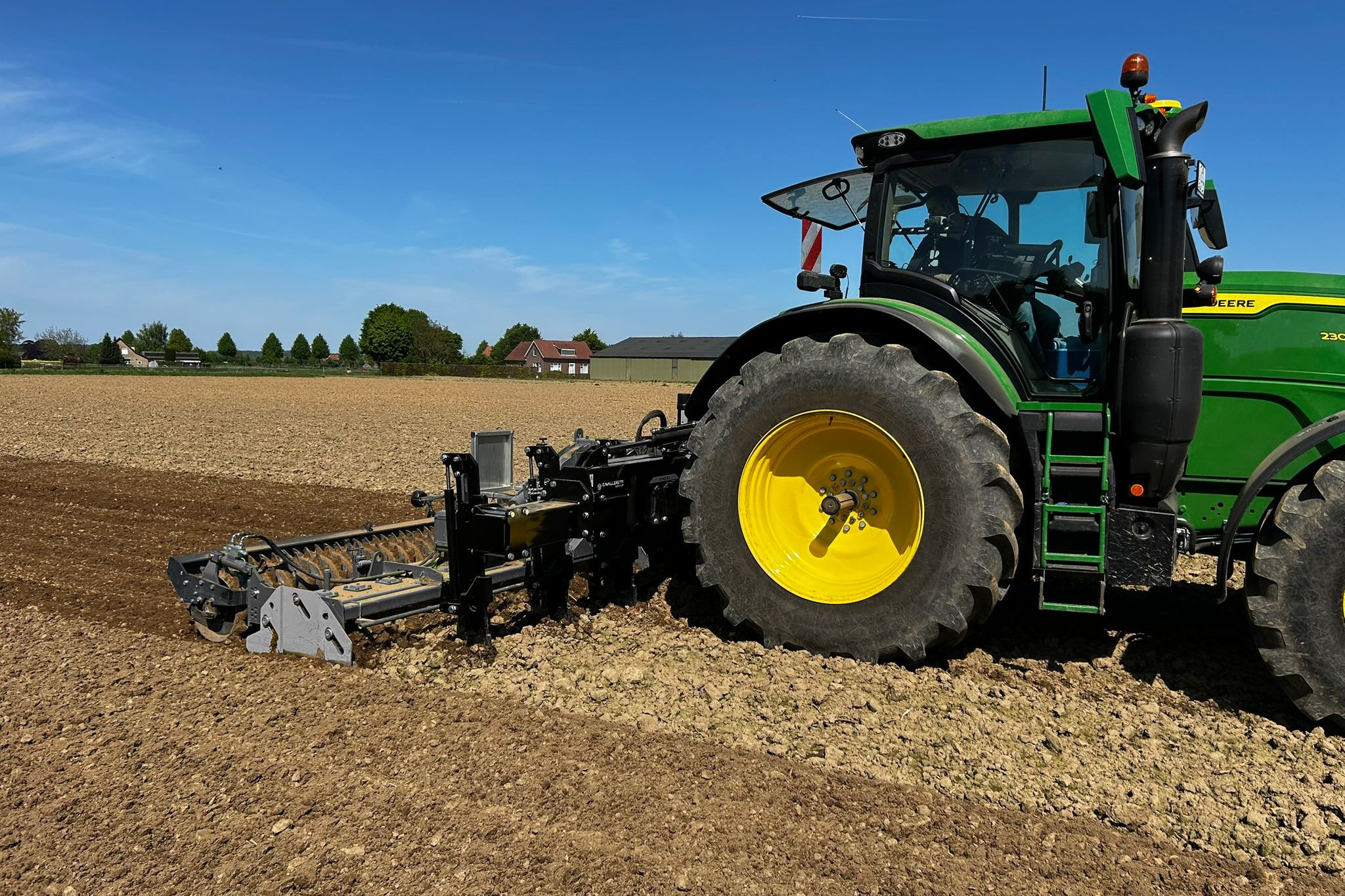 Importeur Farmstore levert de opklapbare voorzetwoeler Cavalleretti Kimera met een werkbreedte van 6 meter.- Foto’s: Farmstore