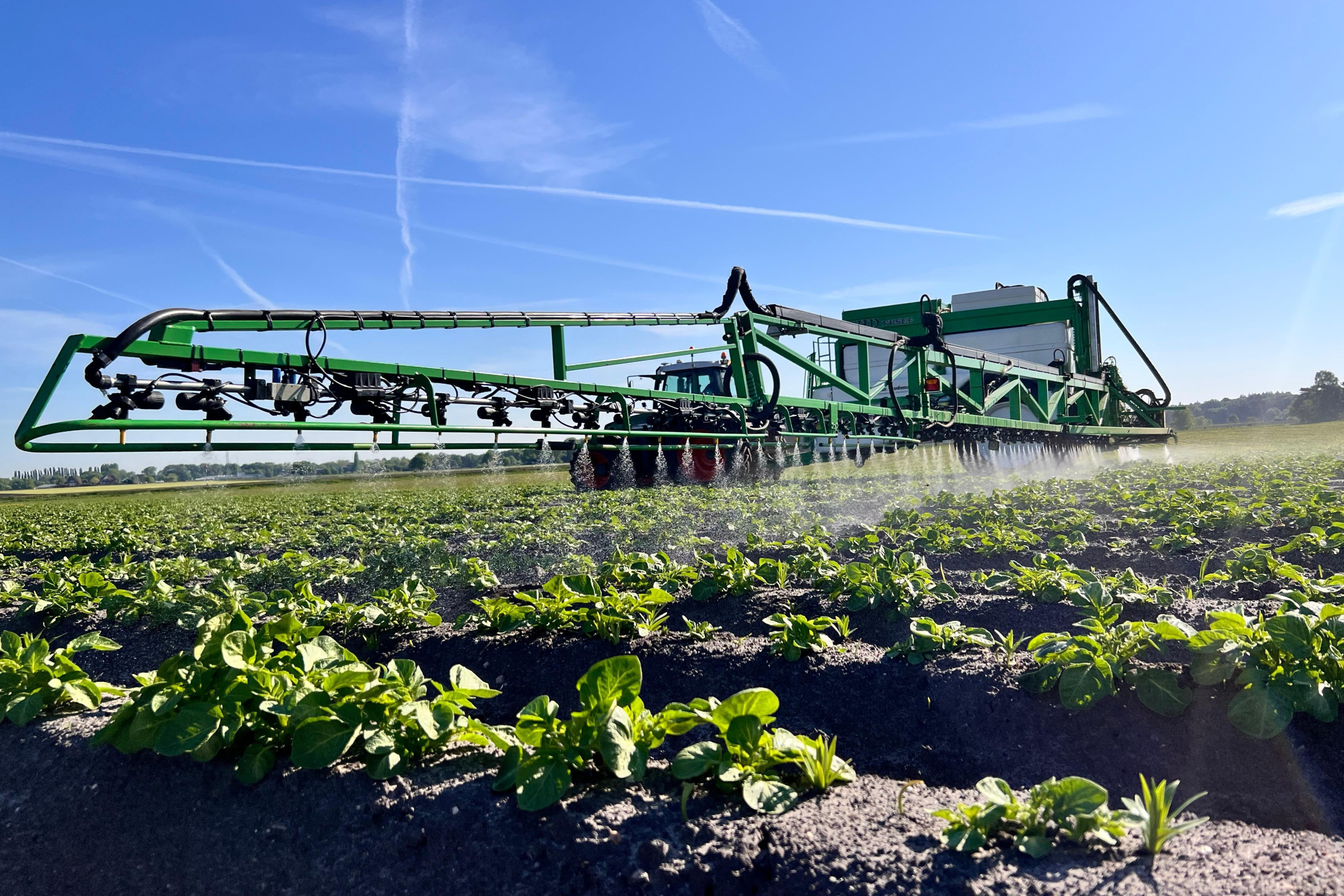 Spuitmachinefabrikant CHD Eefting levert zijn spuitmachines nu met het spuitboombalanceringssysteem DynaLevel. Met dit systeem blijft de spuitboom automatisch waterpas tijdens het rijden over oneffen terrein. – Foto’s: CHD Eefting