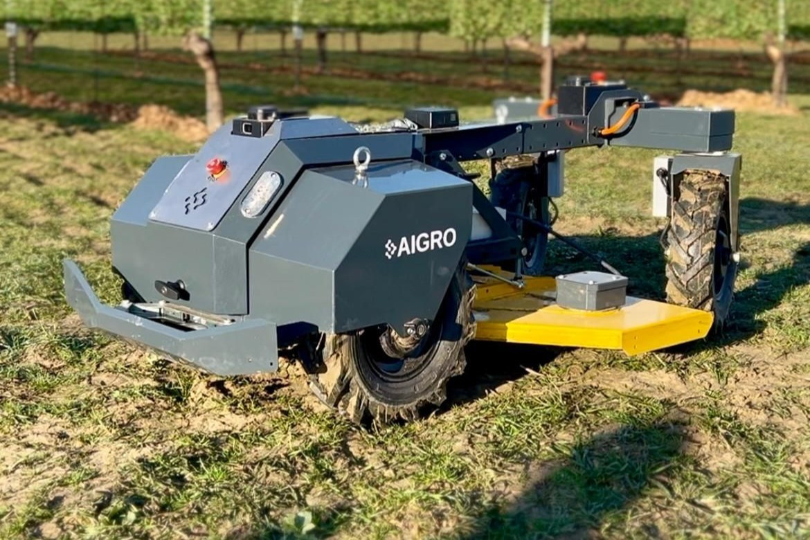 De Aigro UP kan maaien, schoffelen of eggen in de boomgaard. Met behulp van gps en cameratechnieken vindt de veldrobot de rijpaden en gewassen. – Foto: Mechan