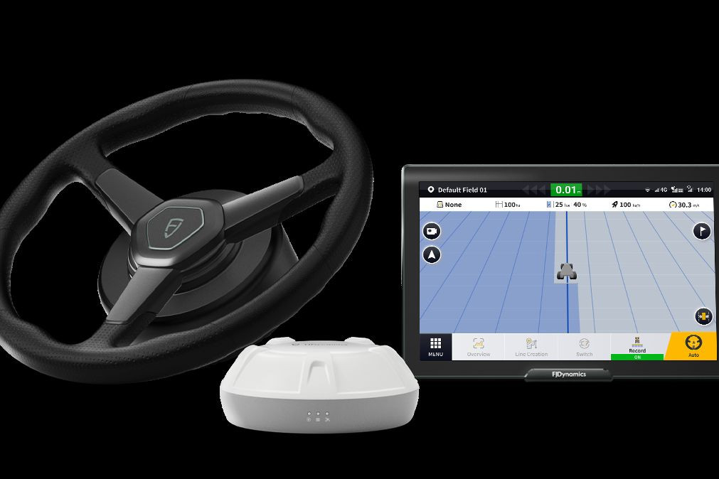 Het nieuwe stuursysteem FJD AT2 Max van het Chinese FJ Dynamics heeft een 12,1-inch grote display. Samen met het robuuste stuurwiel zorgt dit volgens de leverancier voor meer grip en controle tijdens het werk op het veld. – Foto: FJ Dynamics