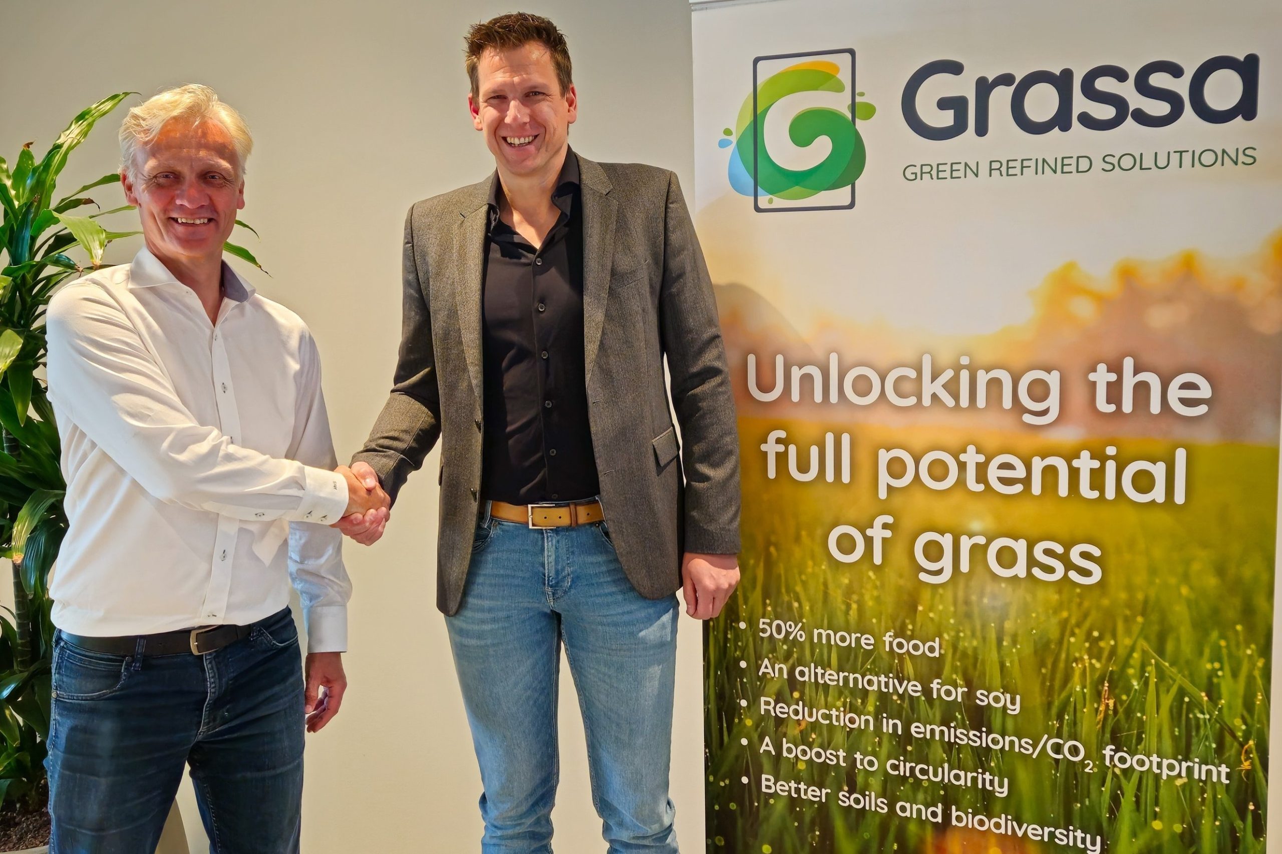 Grassa en Slootsmid werken samen aan de bouw van een innovatieve persinstallatie om eiwit uit gras te halen. Harald van Santen (links), COO van Grassa, schudt de hand van André Ebbekink, directeur van Slootsmid om de samenwerking te bekrachtigen. – Foto: Slootsmid