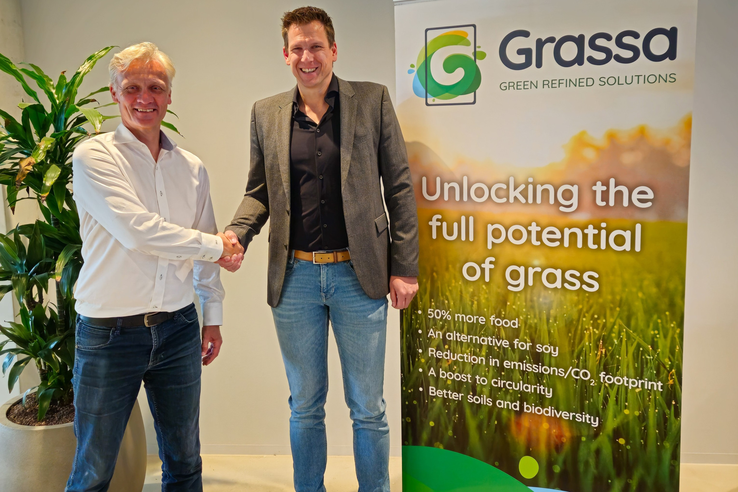 Grassa en Slootsmid werken samen aan de bouw van een innovatieve persinstallatie om eiwit uit gras te halen. Harald van Santen (links), COO van Grassa, schudt de hand van André Ebbekink, directeur van Slootsmid om de samenwerking te bekrachtigen. – Foto: Grassa/Slootsmid