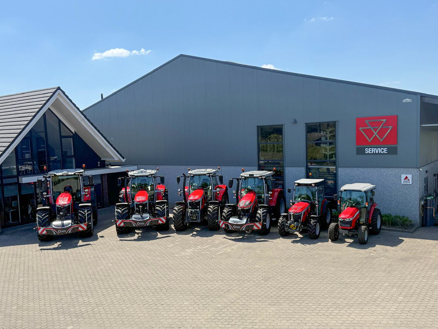 Massey Ferguson-trekkers voor de deur bij Heyms Mechanisatie in Best (N.-Br.). Het bedrijf is voortaan dealer van het merk Massey Ferguson. – Foto: Heyms Mechanisatie.