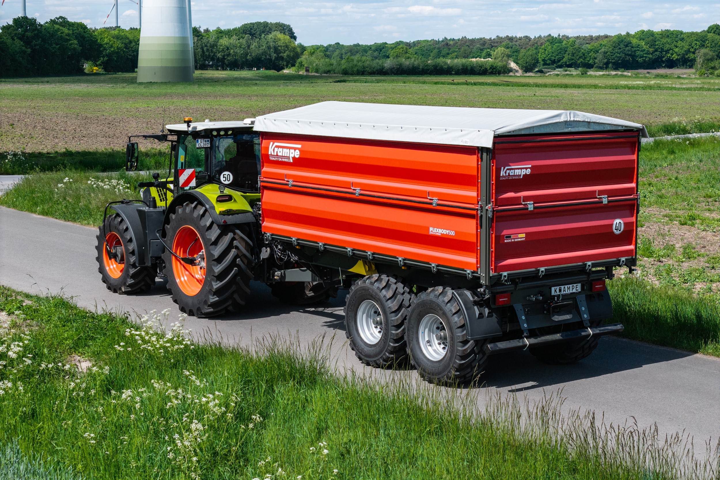 Machinefabrikant Krampe levert zijn Flexbody driezijdige kippers met één as, met tandemas of met twee assen en draaischamel zoals op de foto. Afhankelijk van het type varieert het toegestane maximale gewicht van 6 tot 21 ton. – Foto’s: Krampe en Bas van Hattum