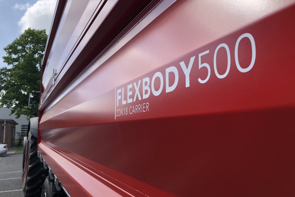 Het profiel van de zijwanden met onderin de slimme bevestigingsrail. Zie hier het type Flexbody 500. Het cijfer 500 zegt iets over de lengte van het chassis. ZDK18 zegt dat het gaat om een 18 tons kipper.