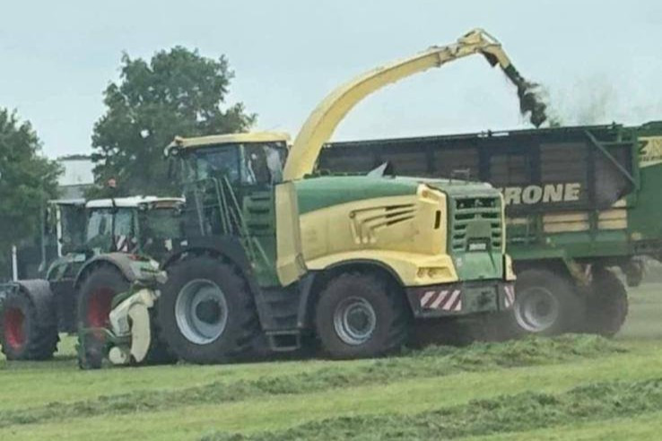 Op de Facebook-pagina van Tractorum.it staan foto’s van een prototype Krone Big X-hakselaar die is gespot tijdens de grasoogst. - Foto’s: Facebook Tractorum.it
