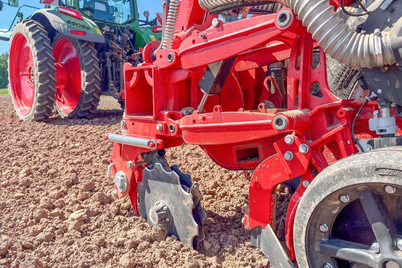 Het Geoforce-systeem van machinefabrikant Kverneland op de Optima F- en TFprofi-precisiezaaimachines past de druk op de dieptewielen automatisch aan voor een constante zaaidiepte. – Foto’s: Kverneland