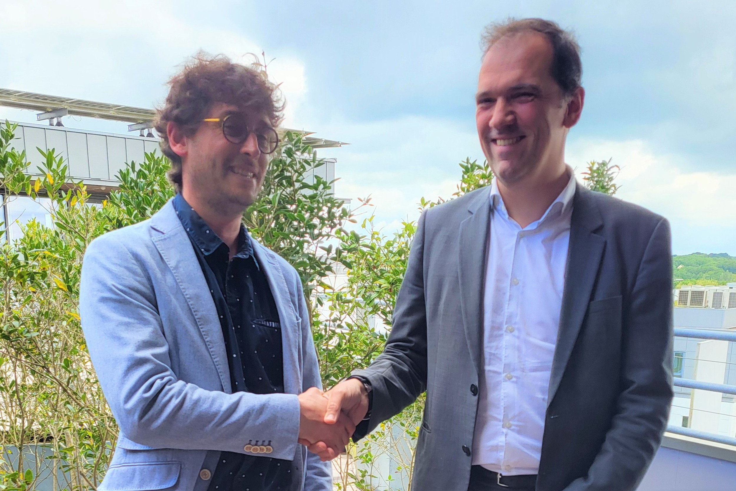 Clément Aubry Tardif (links), directeur van de robotica-divisie van Sitia, schudt de hand van Julien Waechter, CEO van R&D Manitou Group. De Franse machinefabrikant Manitou neemt de robotica-afdeling van het Franse Sitia over. – Foto: Manitou