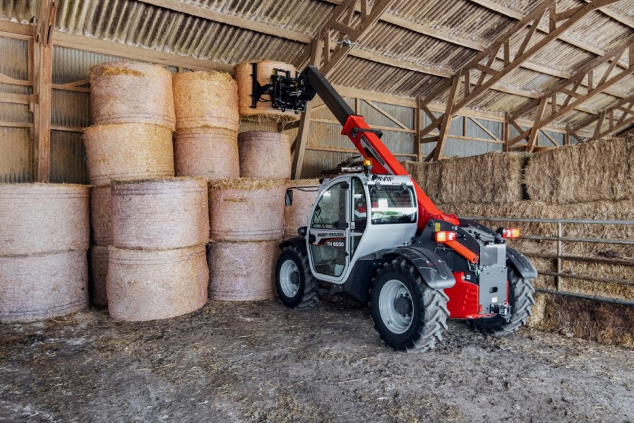 Verreiker Massey Ferguson TH-6030 op de foto heeft een mechanische transmissie. Drie verreikermodellen van machinefabrikant Massey Ferguson zijn vanaf nu leverbaar met een volledig hydrostatische versnellingsbak. – Foto: Profi.uk