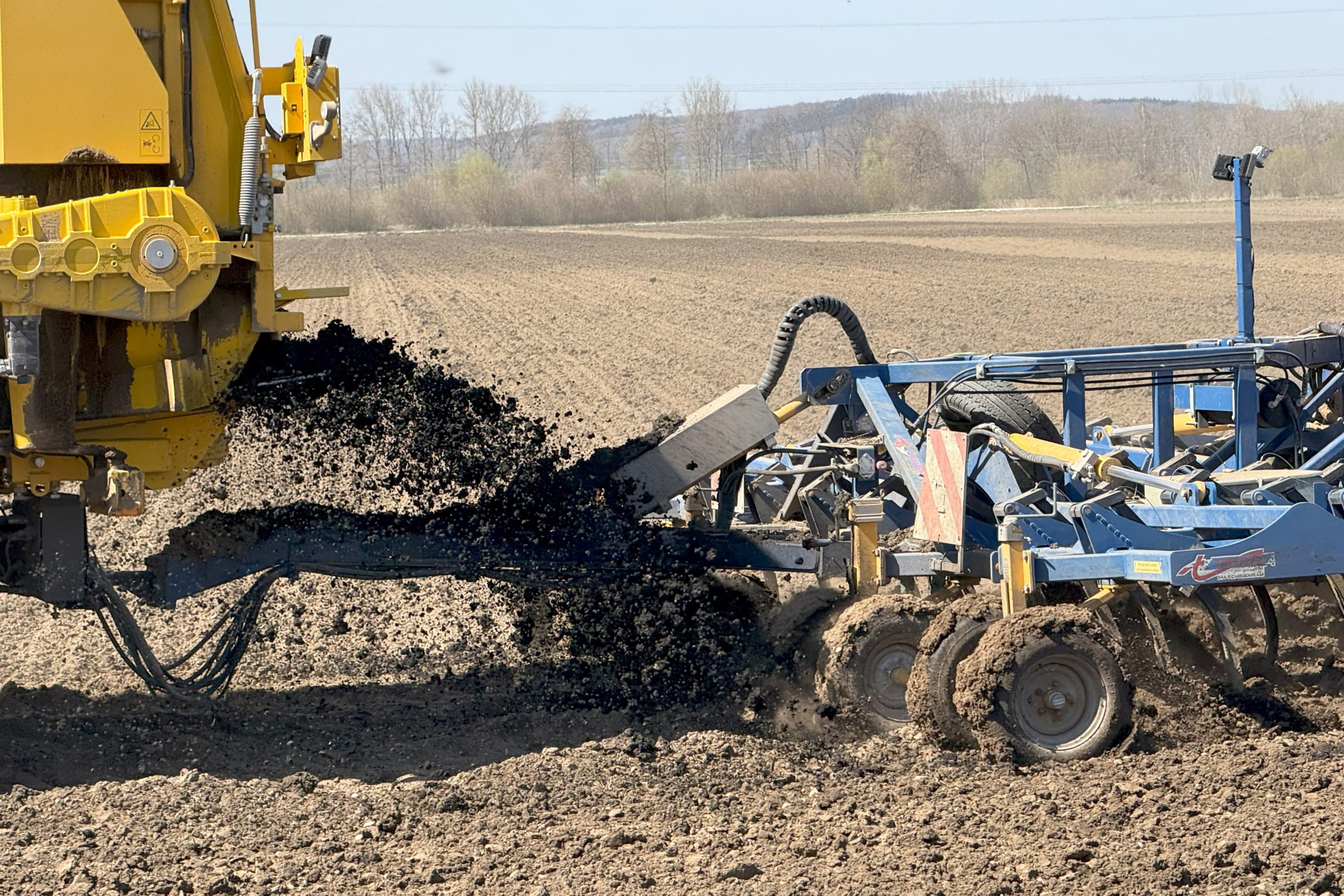 Oxbo combineert de AT5105 vastemeststrooier met een getrokken cultivator. Zo is de mest direct tijdens het uitrijden in te werken. – Foto’s: Oxbo