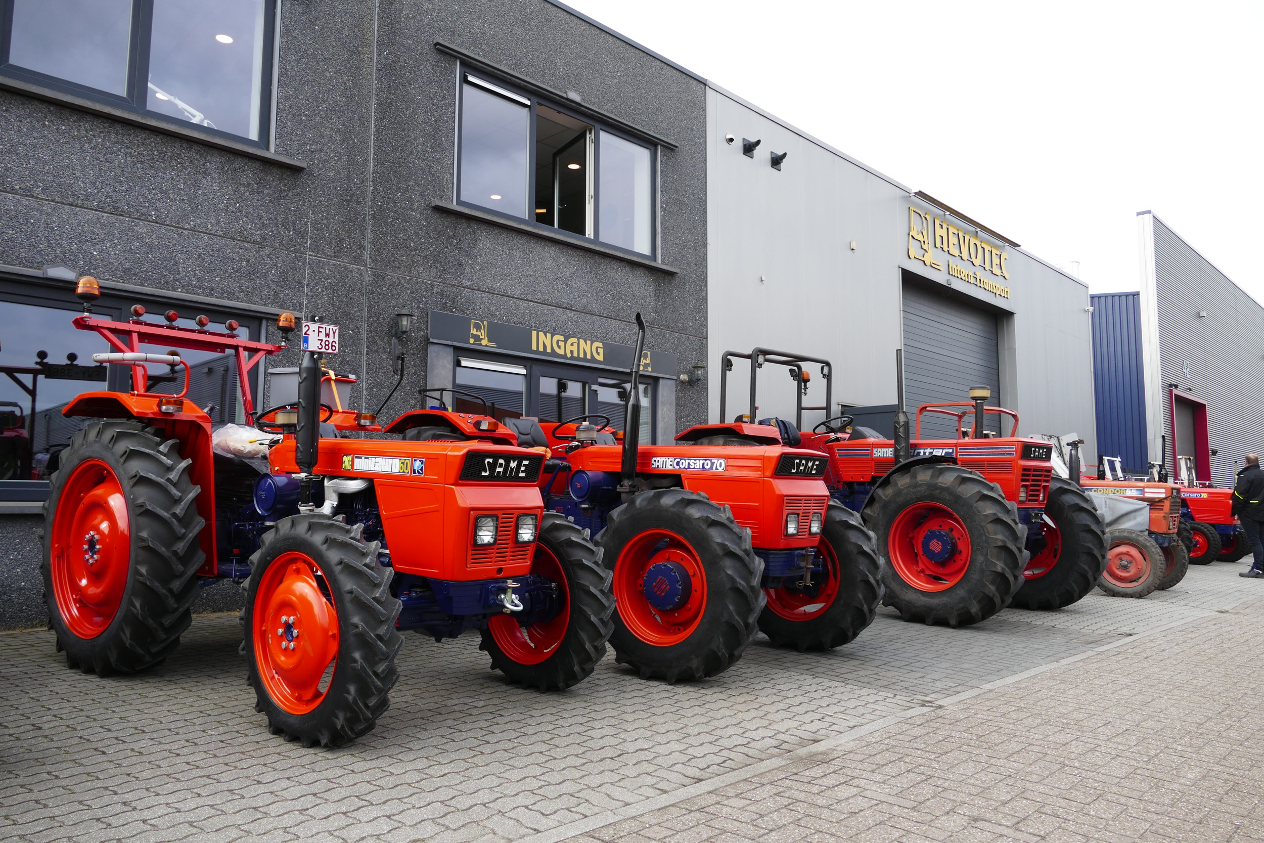 Zo’n 65 Same-trekkers verschenen 24 mei startklaar op een rij bij Hevotec in Rijssen (Ov.) voor een ritje door Salland en deel van de Achterhoek. – Foto’s: Martin Smits