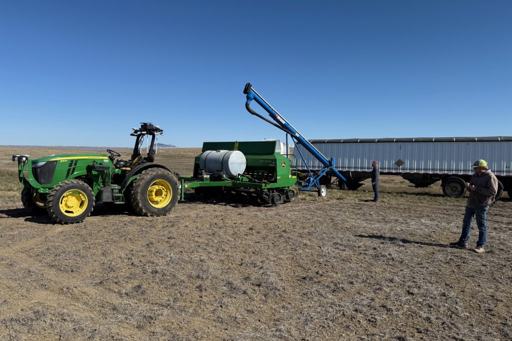 De John Deere 5120M, uitgerust met een autonoom ombouwpakket, samen met een John Deere 1590-20 no-till zaaimachine. Akkerbouwer Justin heeft het materieel in voorjaar 2025 voor het eerst succesvol ingezet.