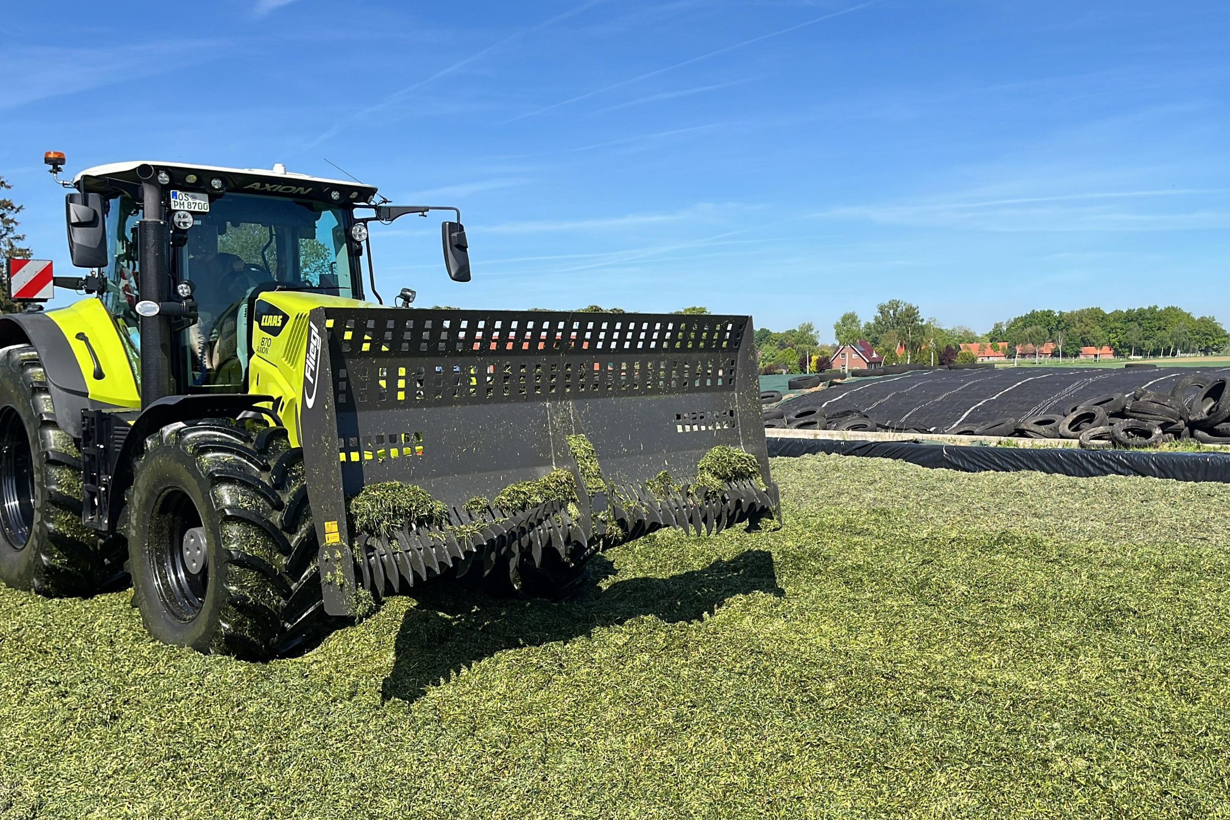 Fliegl heeft een 3 meter breed rotorschild ontwikkeld dat de functies van een kuilvork voor gras en een nivelleerblad voor mais combineert. – Foto: Fliegl