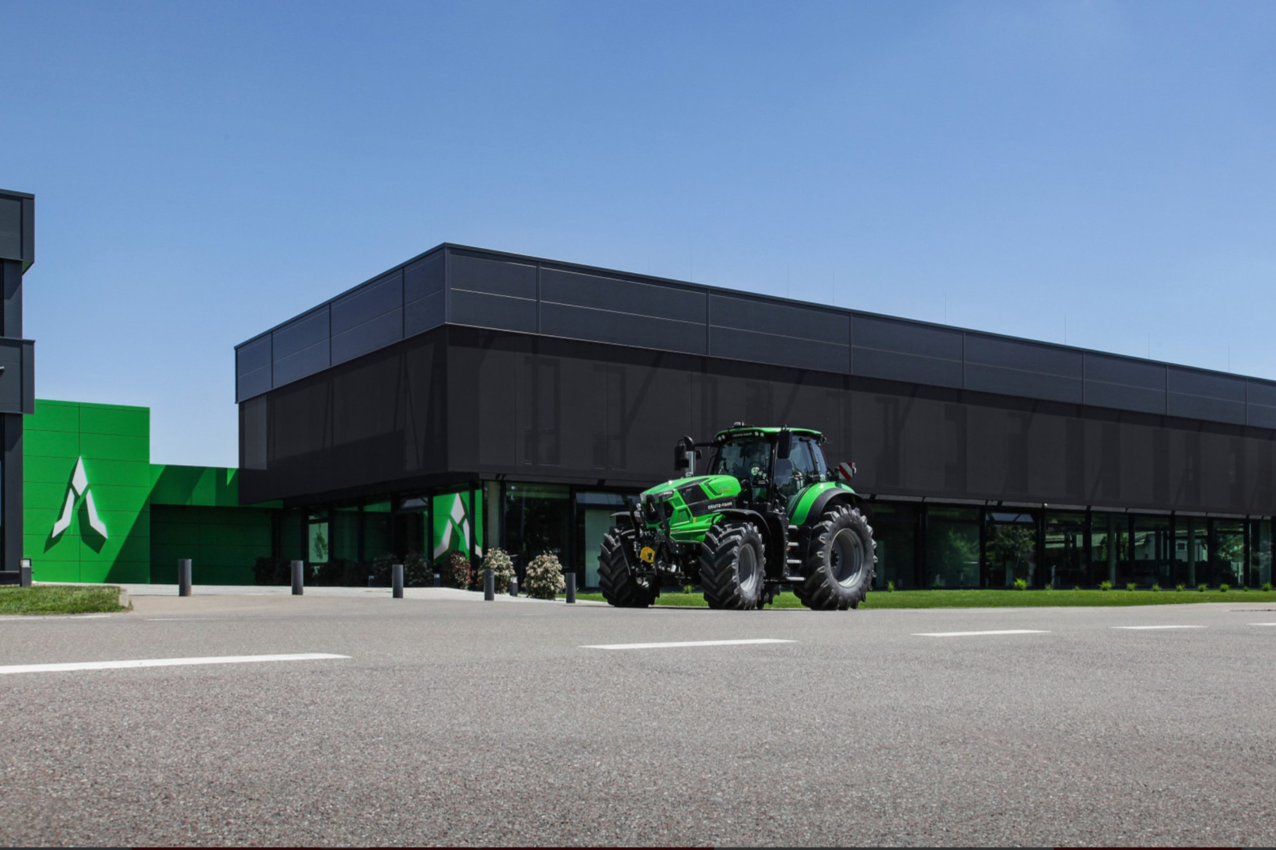 In het nieuwe kantoorpand van Same Deutz-Fahr in het Duitse Lauingen zitten de afdelingen verkoop, administratie, service en R&D zijn ondergebracht. Het kantoorgebouw maakt onderdeel uit van Deutz-Fahr Land. – Foto: Same Deutz-Fahr
