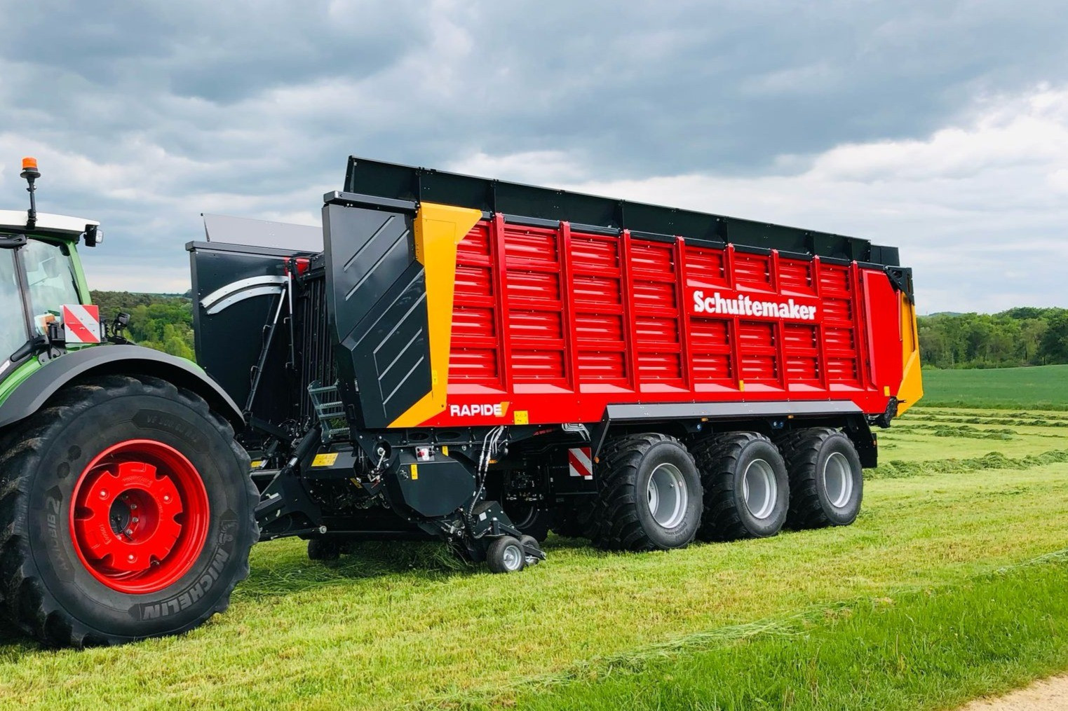 Schuitemaker levert twee nieuwe modellen in de Rapide-opraapwagenserie. Deze nieuwe Schuitemaker Rapide XC 9000 met drie-assig onderstel beschikt over 80 messen met een snijlengte van 24 mm. – Foto’s: Schuitemaker