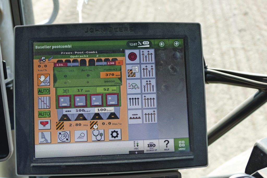Uiterlijk is er, behalve de aanwezigheid van een witte kast met elektronica, weinig waar je de Isobus-uitvoering aan herkent. Het grote verschil voor de gebruiker: de volledige bediening overzichtelijk op de terminal in de trekker.