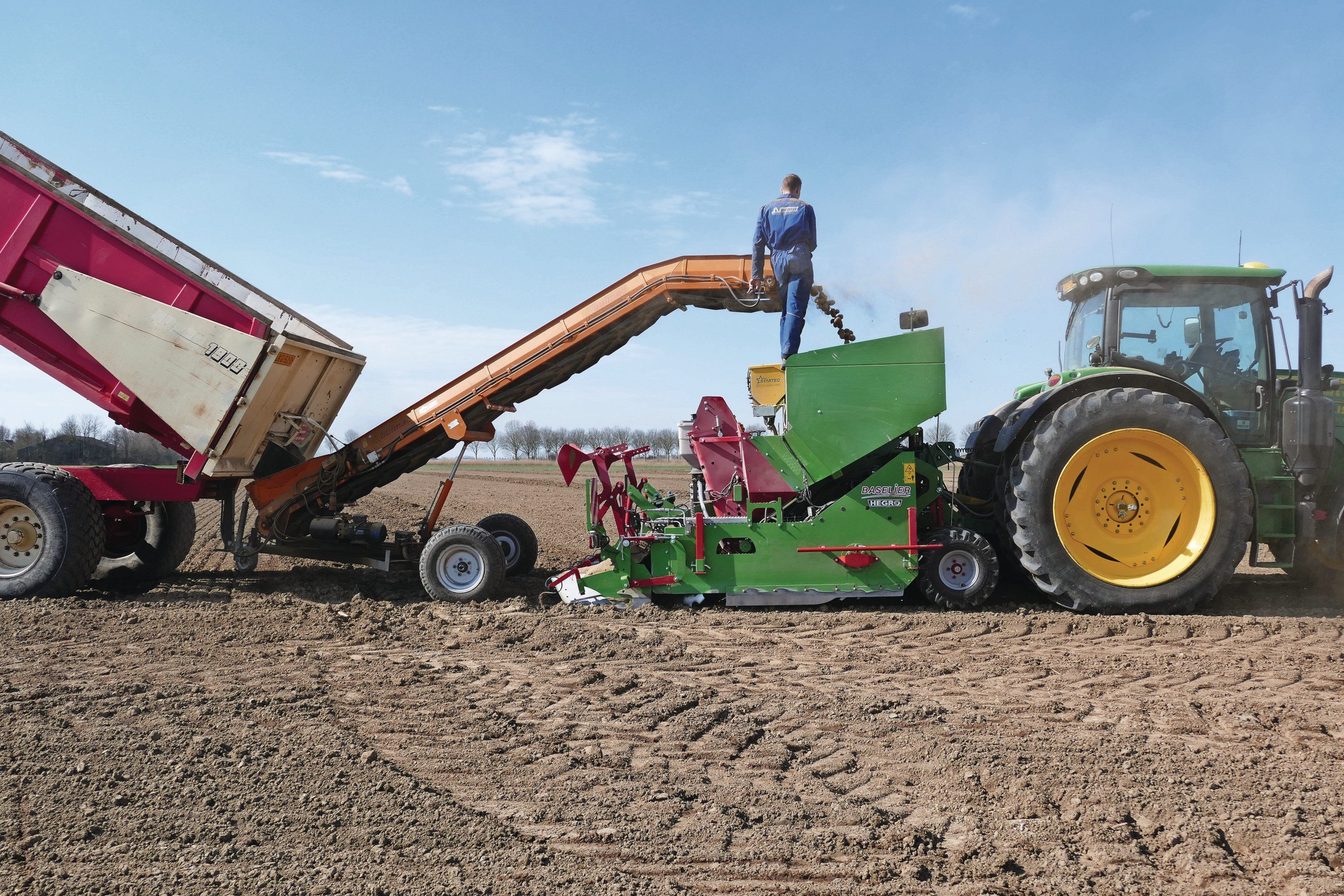 Dit jaar levert machinefabrikant Baselier de eerste exemplaren van de FA310-XL met af fabriek Isobus-besturing. Dit maakt de bediening van de all-in-one frees-pootcombinatie eenvoudiger en overzichtelijker. Een ander voordeel is automatische diepteregeling. – Foto’s: Martin Smits