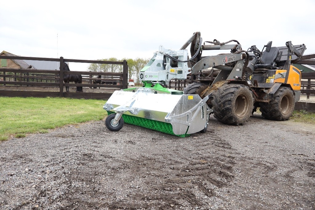 Zocon heeft zijn nieuwe veegmachine speciaal ontworpen voor kleine wielladers. De veegmachine is zo dicht mogelijk bij de snelkoppeling gemonteerd, waardoor het zwaartepunt bij de shovel ligt. – Foto’s: Zocon