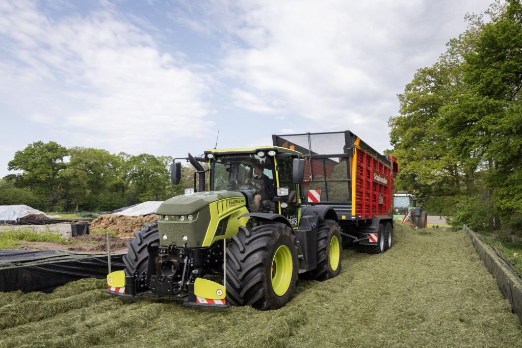 Zeg je Fastrac, dan zeg je asfalt – dat is dé plek waar de trekker uitblinkt. Maar met de nieuwe bedieningsarmleuning kun je ‘m fijngevoelig instellen, waardoor de trekker nu ook beter geschikt is voor landwerk. De beperkte bandhoogte achter is dan nog z’n beperking. – Foto: Bob Karsten