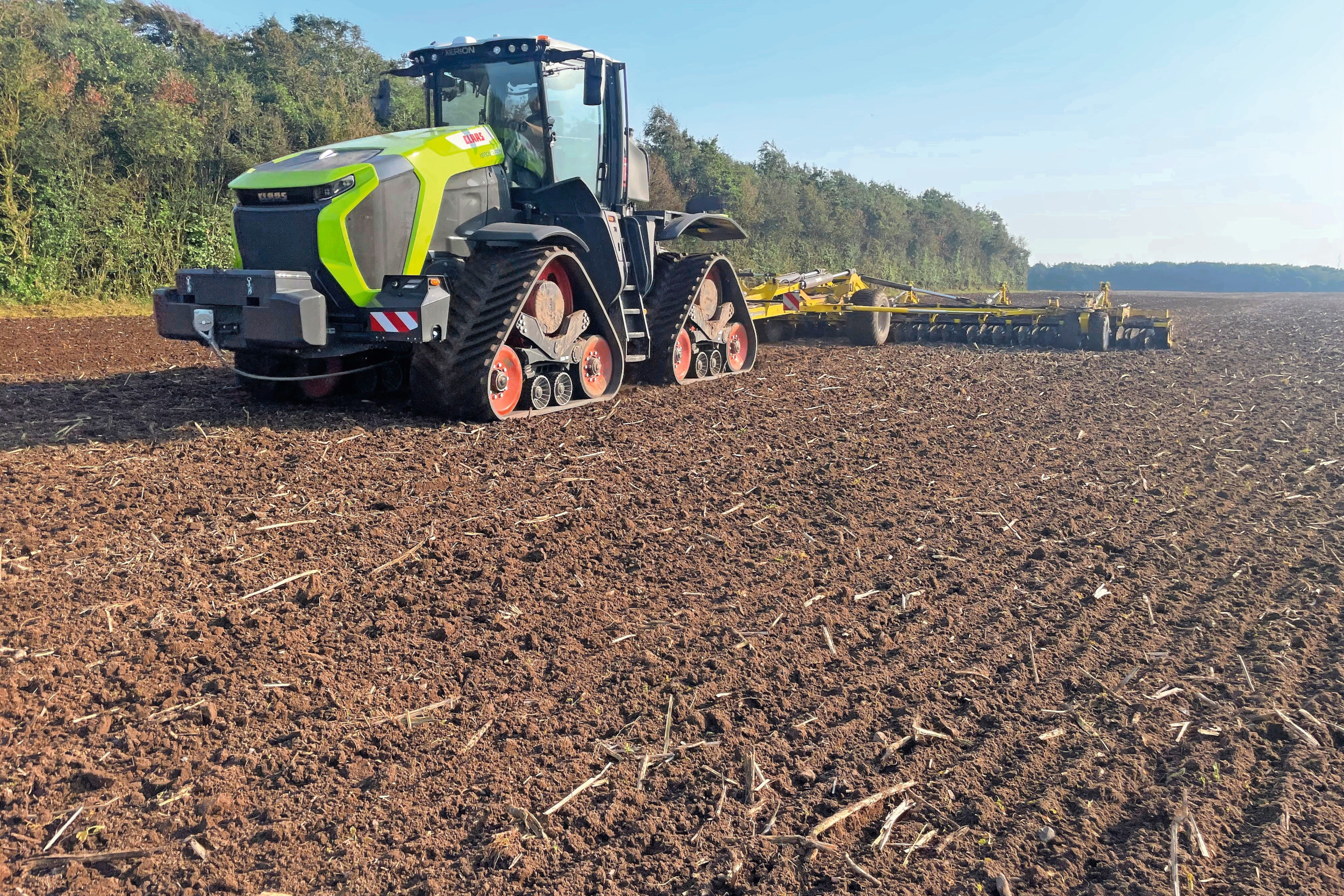 De Claas Xerion 12.650 heeft dit voorjaar zijn eerste uren gedraaid op de akkers van de Deense boer Kristian Boel Østergaard. Door de machinedeal met Danish Agro maakten diverse zwart-gele machines van het Tsjechische Bednar hun opwachting op het bedrijf. Foto’s: Traktor Tech