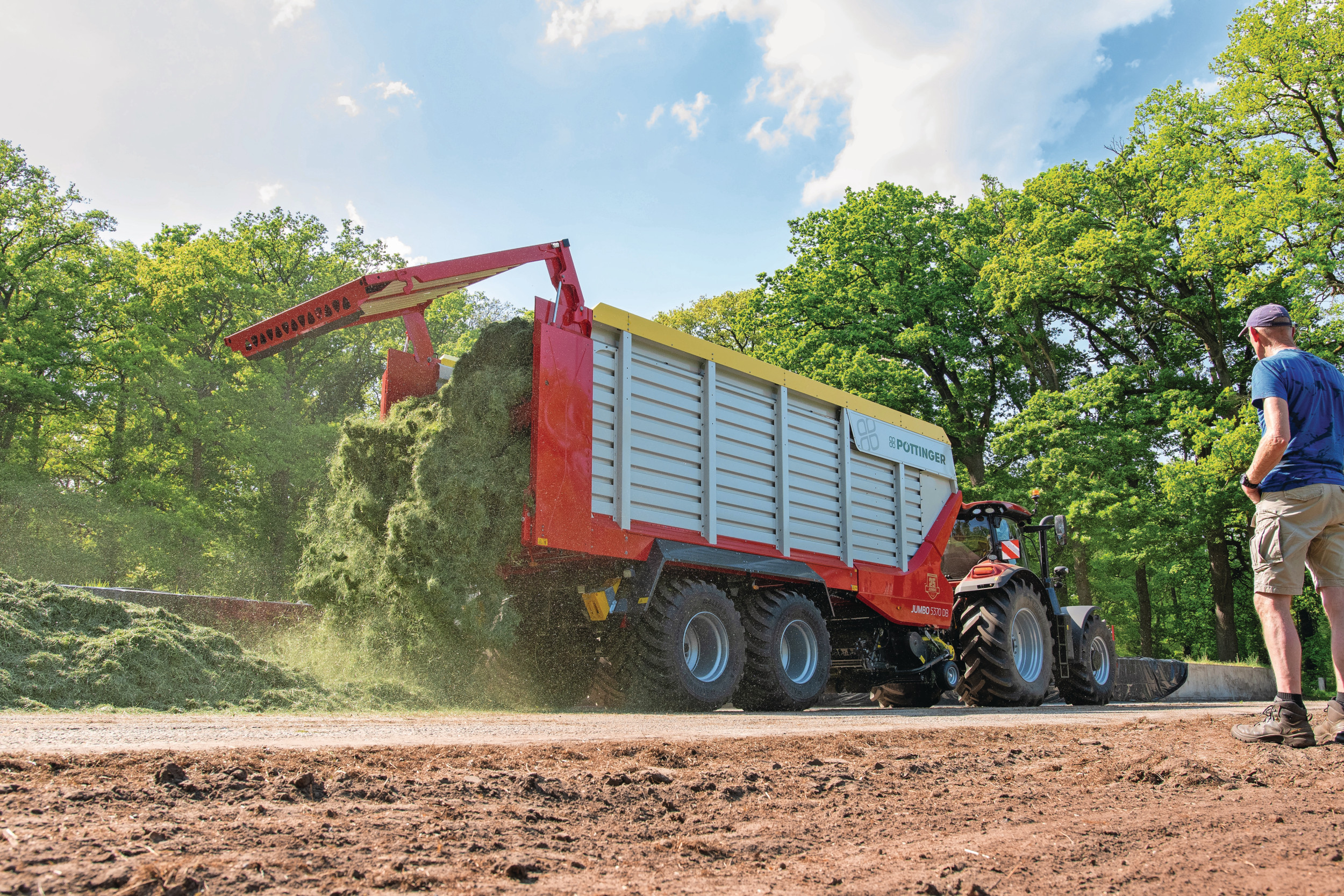 Vanaf de buitenkant moet je goed kijken om het verschil te zien tussen de Jumbo 7000 en deze eenvoudigere Jumbo 5000. Dat zit ’m in de vergelijkbare opbouw. Toch zijn er verschillen. TREKKER neemt het op één na grootste model van de serie onder de loep: de Jumbo 5370 DB. – Foto’s: Jacco van Erkelens