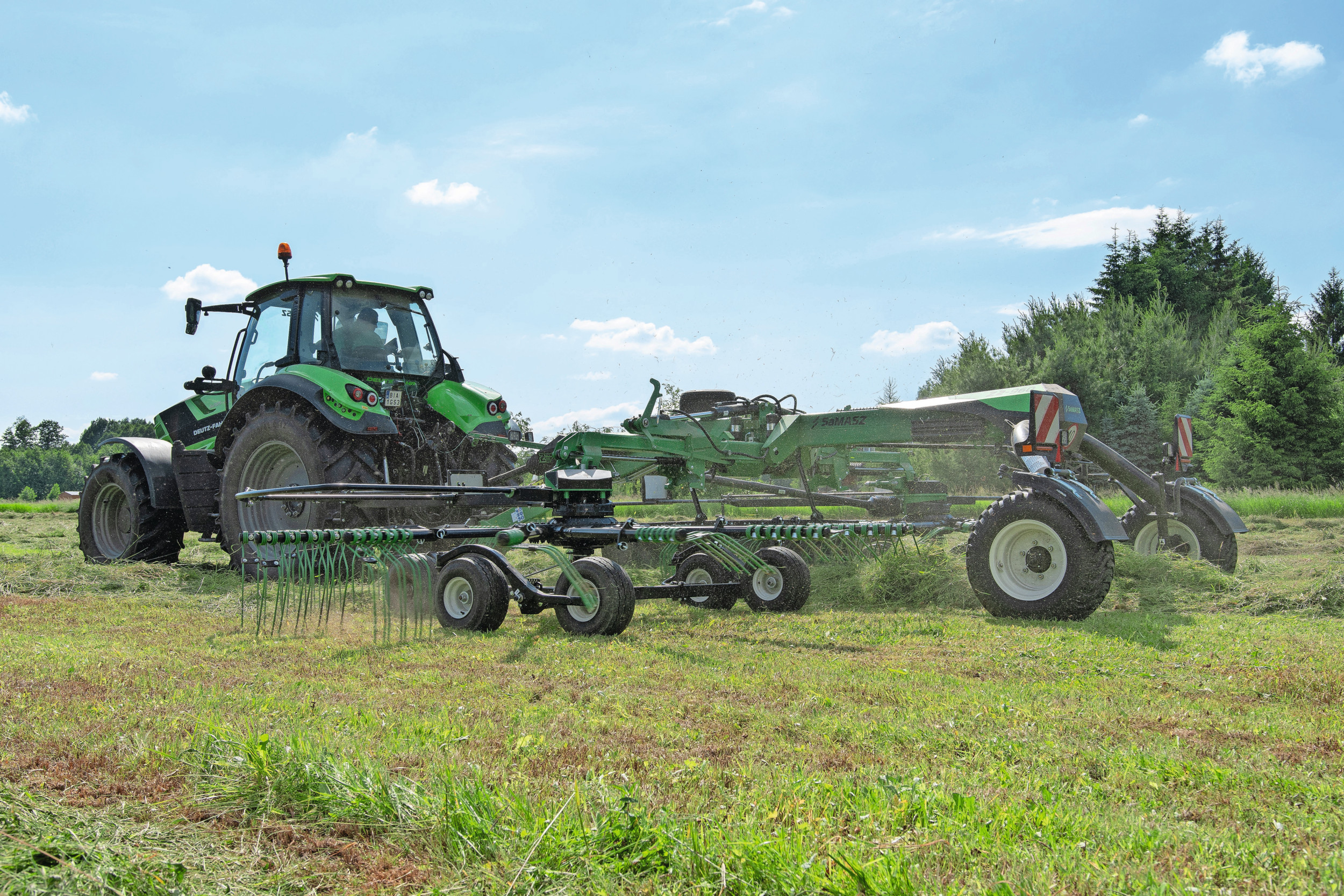 TREKKER heeft een overzicht gemaakt van merken die 9 meter brede zwadharken met middenafleg leveren. Wat het meest opvalt: de machines verschillen in opties, specificaties en prijs maar weinig van elkaar. – Foto’s: Jacco van Erkelens, fabrikanten