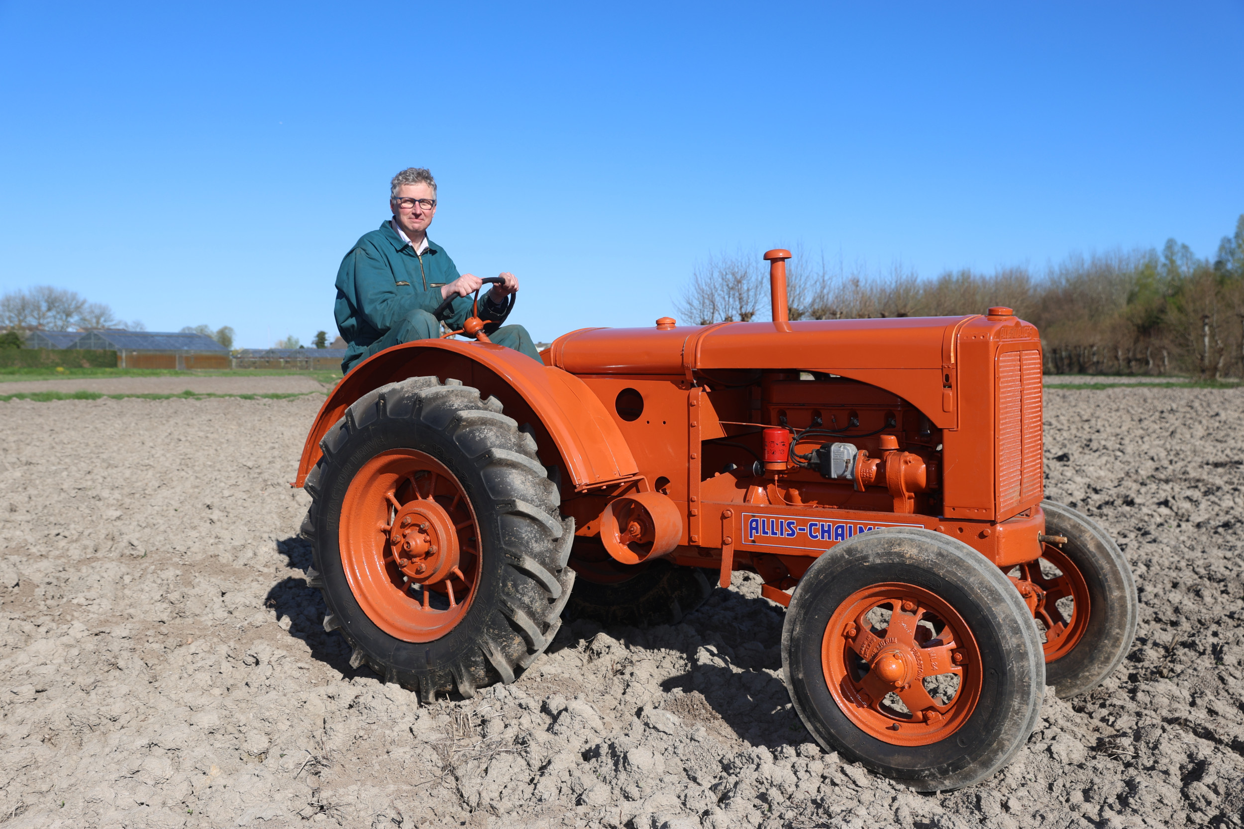 Henric Clemens (57), onderhoudsmonteur en vrachtwagenchauffeur in Lisserbroek (N.-H.) heeft dit voorjaar een Allis Chalmers WF op de kop getikt. “Je hoeft als je met de trekker het land in rijdt bijna geen gas te geven. De motor houdt enorm goed vast en zakt weinig in toeren. Maar brullen doet-ie des te meer”, zegt Henric. – Foto’s: Dennis Wisse