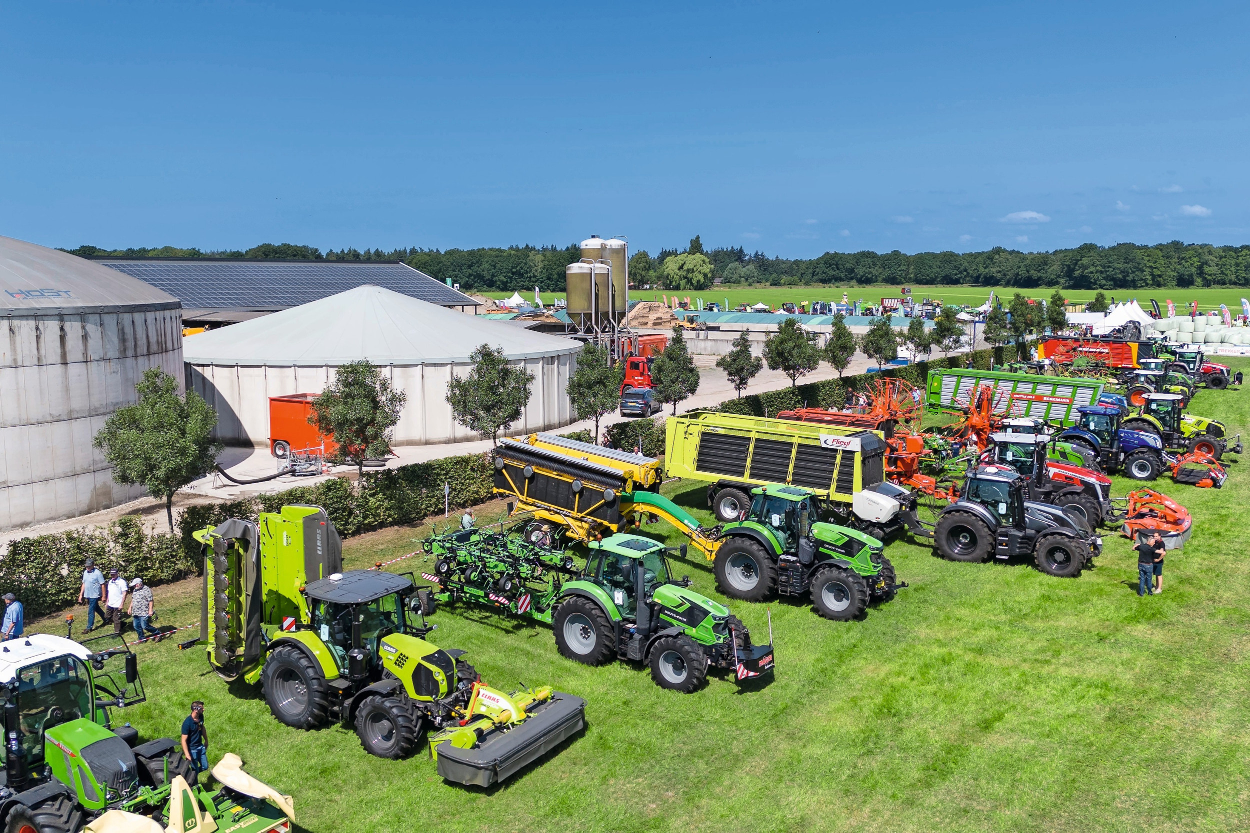 Grasdag 2025 bracht donderdag 19 juni een mooie mix van machines. Op de Grasdag zijn trekkers bijzaak. Maar de leveranciers weten dat je er wel de aandacht mee kunt trekken, en maken daar dankbaar gebruik van. – Foto’s: Mark Pasveer