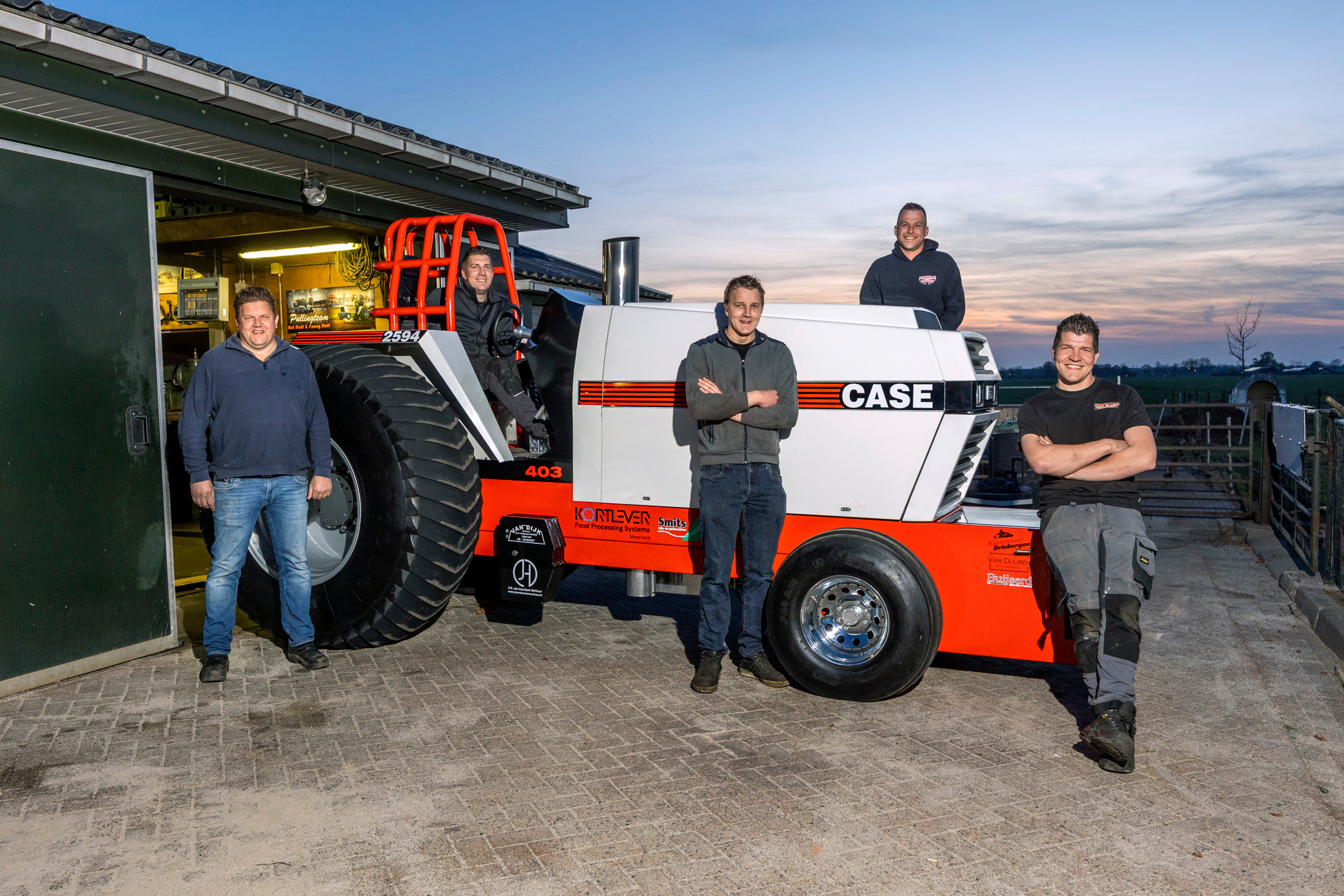 Team Hot Stuff, met v.l.n.r. Gerbert Kool, Wijnant Kool, Lennart Kool, Erik van der Heiden en Christon Kool met hun puller Case 2594. De teamleden bedenken en bouwden tractorpullers in eigen huis. Om de kosten in de hand te houden, struinen ze Chinese websites af op zoek naar geschikte onderdelen. Foto’s: Herbert Wiggerman