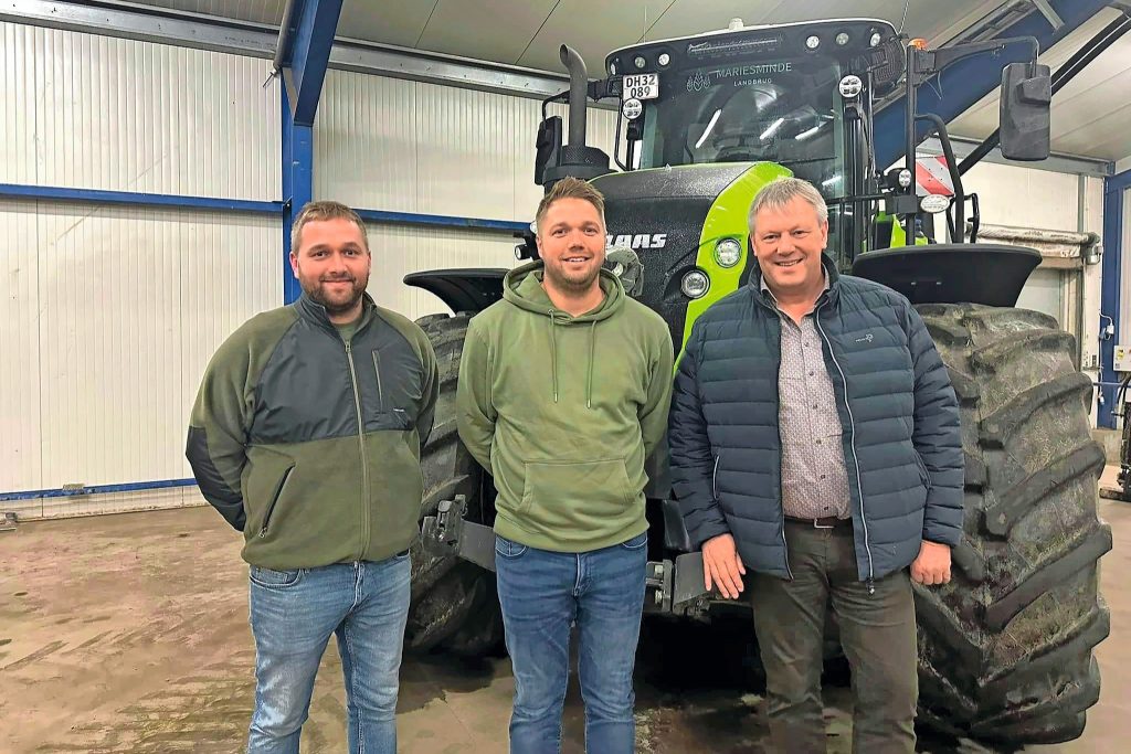 De 37-jarige Kristian Boel Østergaard (links) nam de boerderij in 2016 over van zijn ouders. Sindsdien is zijn jongere broer Laust in de zaak gekomen en heeft Søren Rasmussen (rechts) van de Frandsbjerg Group geïnvesteerd in Mariesminde Landbrug. De eigendomsverhouding is 50-10-40. Door extern kapitaal aan te trekken kon het bedrijf sneller investeren in land en uitbreiding van de varkensproductie. Mariesminde Landbrug omvat 24 locaties in de regio rond Skive, helemaal in het noorden van Denemarken. In totaal werken er 45 mensen.