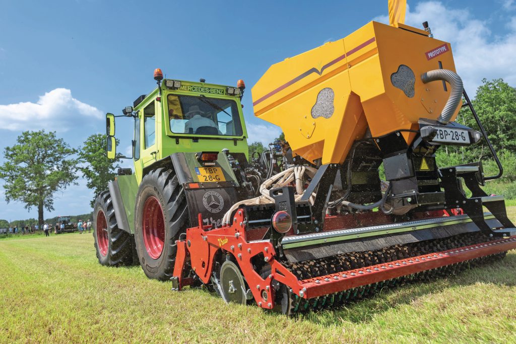 De nieuwe Vredo DZ5-doorzaaimachine kan de tweede rij schijven liften. Dan heb je een zaaimachine met 15 centimeter in plaats van 7,5 centimeter rijafstand. Bijvoorbeeld om graan in onbewerkte grond te zaaien. Hij heeft drie verschillende zaadtanks.