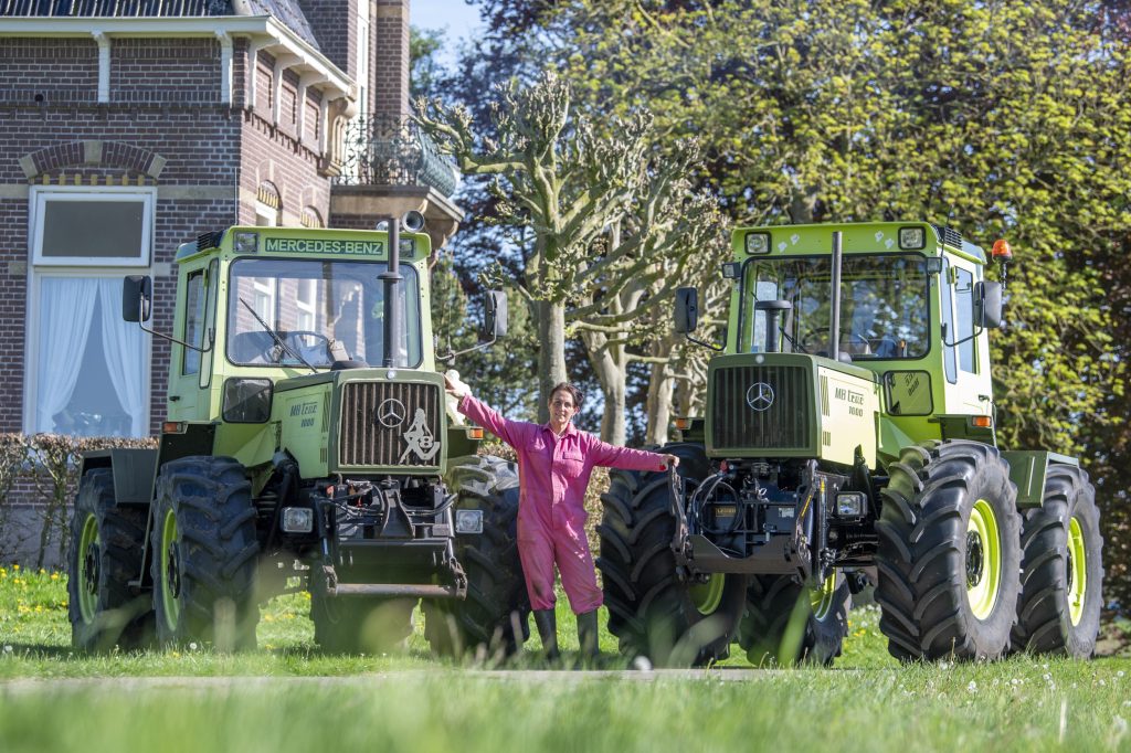 Janny de Jong is een MB Trac-fan in hart en nieren, al werkt ze ook graag met een International 844. Maar er gaat niets boven schudden en harken op een mooie zomerdag met de MB Trac 1000 uit 1985.