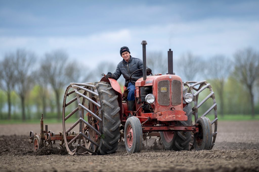Dit is de winnende foto, gemaakt op het akkerbouwbedrijf van Izak Buijs in Nieuwolda (Gr.). De foto wordt door de juryleden beschreven als ‘formidabel’. Het is een mooi beeld, subtiel, met zachte primaire kleuren. – Foto: Mark Pasveer