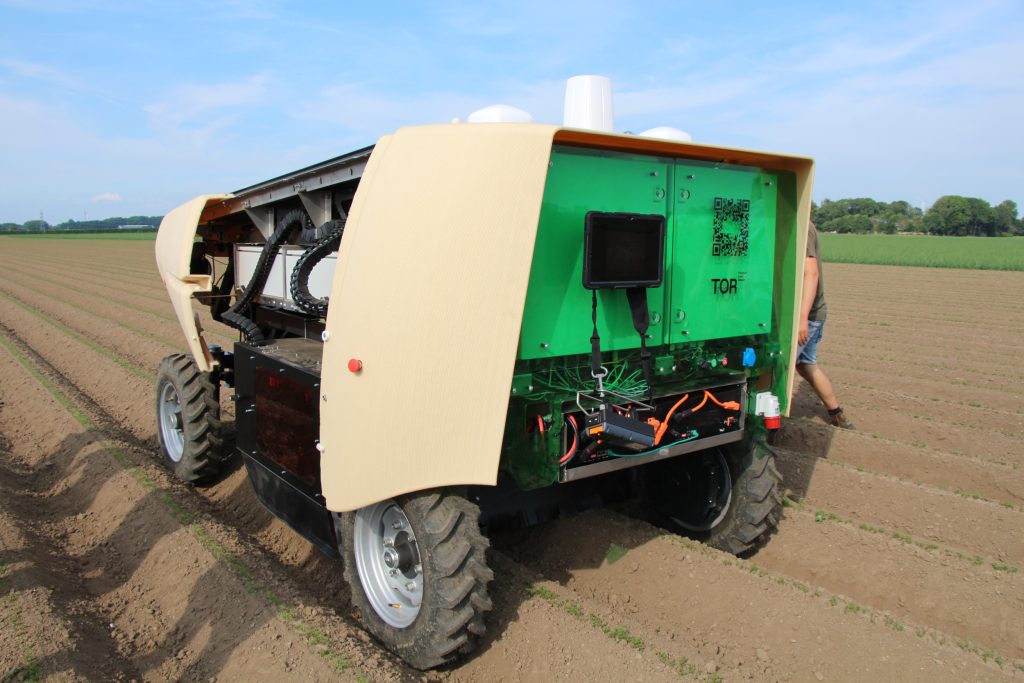 TOR Flex werkt 1,5 meter breed en heeft twee lasers voor in dit geval twee ruggen peen. Een verwisselbare batterij en een zonnepaneel zorgen voor de benodigde energie.