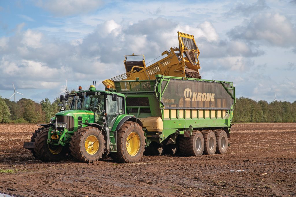 Kies je voor beweegbare zijwanden, dan kun je zoals op deze foto de totale hoogte rechts en links beperken tot 3,35 meter (met 800/45 R26,5-banden). Met beide wanden omlaag resteert 30 kuub laadvolume.