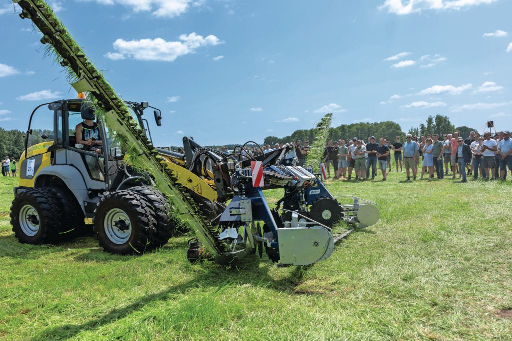 Melkveehouder Hugo Spruit voorzag een Kramer-shovel van een verwisselbare lithium-ijzerfosfaataccu en een 9,65 meter brede, elektrisch aangedreven dubbele messenbalk van Kema. Rijdt twee uur op een acculading en legt dan 12 hectare plat. Energieverbruik 4,5kWu/ha.