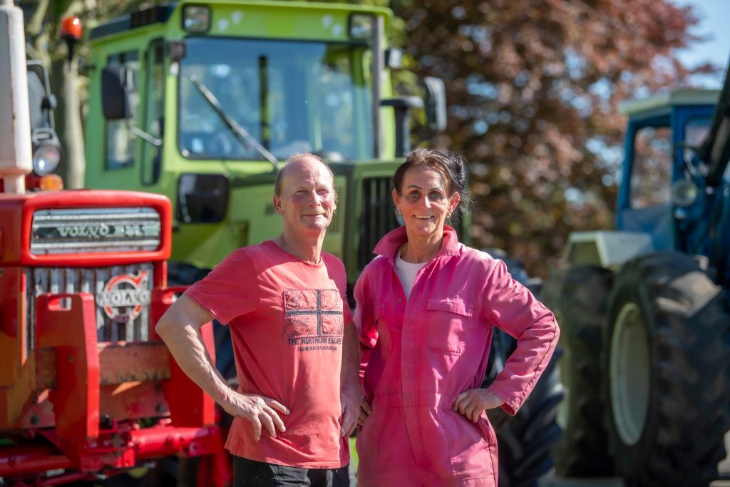 Auke (61) en Janny (60) de Jong hebben een melkveebedrijf met 120 koeien in Haskerdijken (Fr.). De veehouders zetten in op tijdbesparende maatregelen, zoals momenteel de overgang naar robotmelken. Het machinepark kenmerkt zich door de aanwezigheid van vele iconische klassiekers.