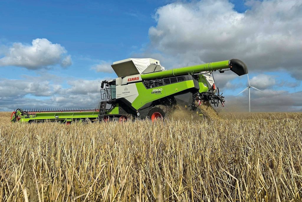 Het machinepark telt veel Claas, waaronder vier maaidorsers, zoals deze Lexion 8900. Topper is de eerste Claas Xerion 12.650 van Denemarken. En verder is er een Axion met rupsonderstel en vijf trekkers uit de 900-serie, drie 800’s, drie 600’s en één uit de 500-serie.