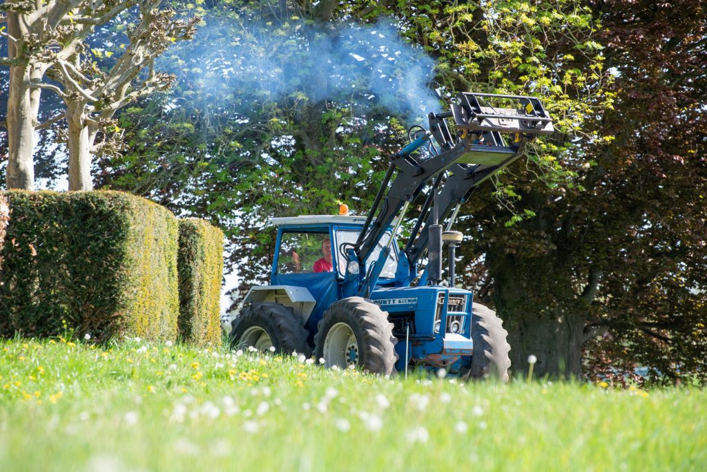 De klassieke Ford County 764 is door de komst van een wiellader minder vaak in actie op het bedrijf.