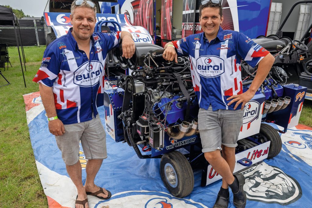 Team Eurol Bandit met links Henk Koopman (43) en rechts Arjan Uijterlinde (30). Niet op de foto teamleden Mark Koopman, Henrico van Rijn, Jacob Bouwman en Henk Jan van de Krol.