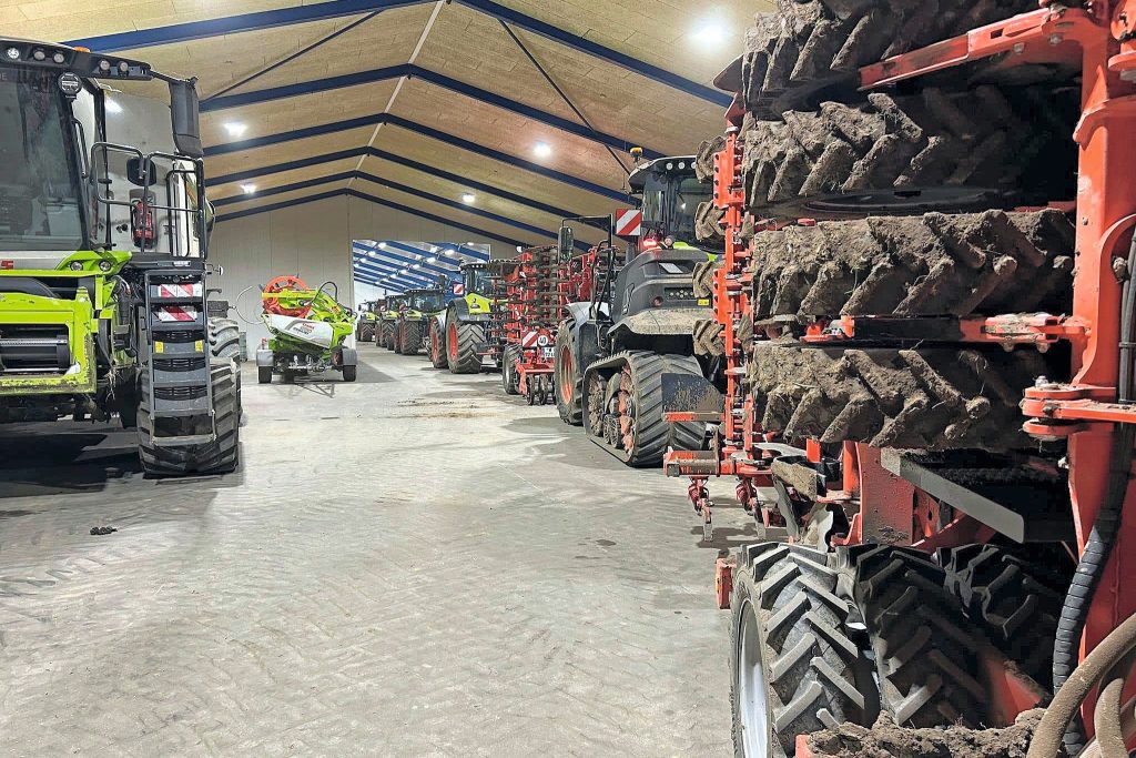 Rij na rij staat opgesteld in het lange machinehuis. Zeker na de mechanisatie-overeenkomst met Danish Agro glimt er veel Claas-groen en zwart met geel van Bednar. Andere merken zijn Lemken (zaaien en wieden), Horsch (spuiten), New Holland en Krone (balenpersen) en een Komatsu-kraan.